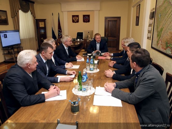 Губернатор края Виктор Томенко обсудил с делегацией ICF, всероссийской и краевой федерациями гребли на байдарках и каноэ проведение в Барнауле международных соревнований. Фото: Антон Федотов