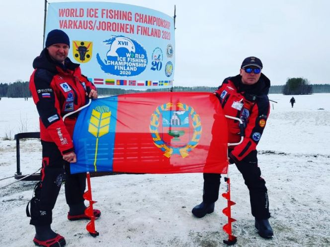 Алтайский флаг на территории Финляндии. Сергей Боляхин слева, Сергей Казанцев - справа