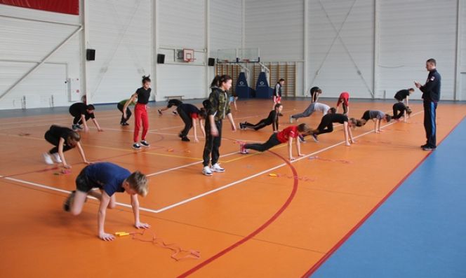 Ежедневно учащиеся интерната под руководством Руслана Мамутова работают над общефизической подготовкой. Фото Ярослава Махначёва