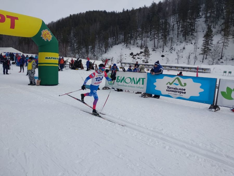 На лыжной трассе сельской олимпиады - 2020 - победитель Юношеских олимпийских игр Олег Домичек. Фото: Алексей Янкин.