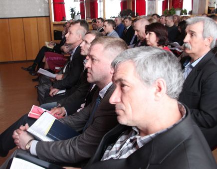 Под лежачий камень вода не течет