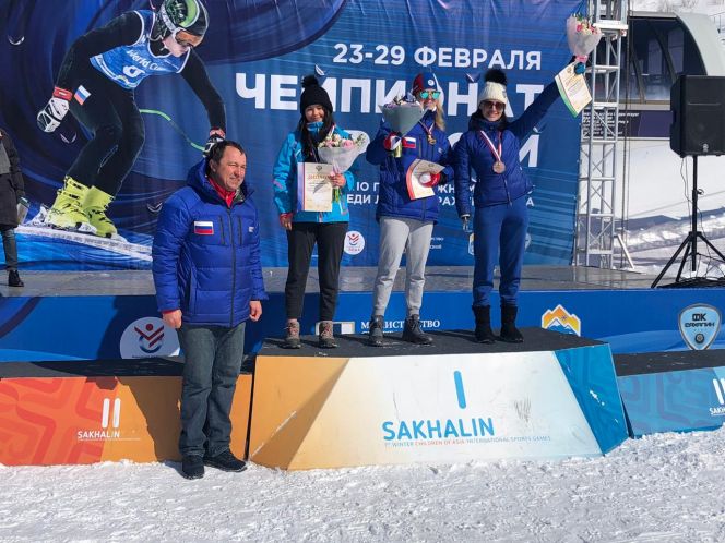 Таисья Форьяш (слева) на пьедестале чемпионата России по горнолыжному спорту