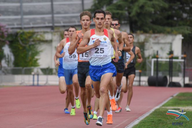 Забег возглавляет Евгений Кунц. Фото из архива "Алтайского спорта"
