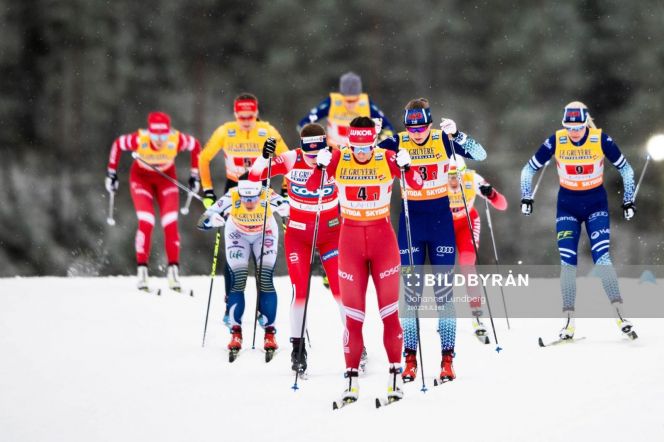Наталья Непряева (№4) на первом этапе эстафеты 4х5 км на этапе кубка мира в Лахти