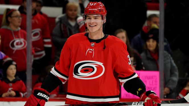 Андрей Свечников. Фото НХЛ