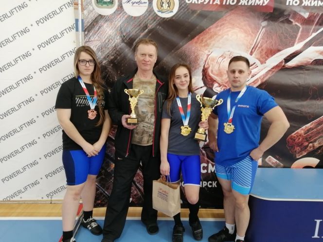 На чемпионате Сибири по жиму и жиму классическому алтайские атлеты завоевали девять медалей 