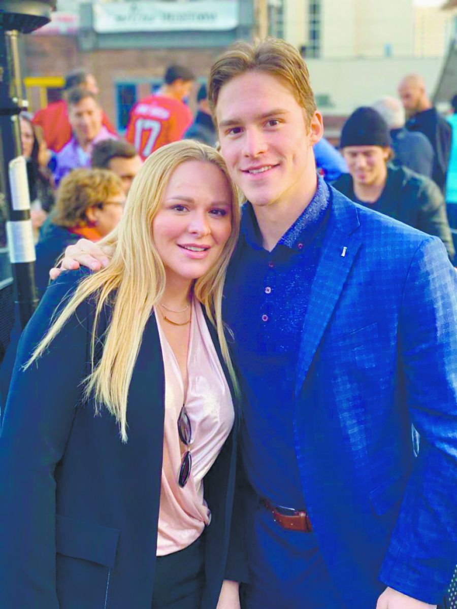 На фото: Андрей Свечников с мамой. Иногда ее принимают за подругу хоккеиста