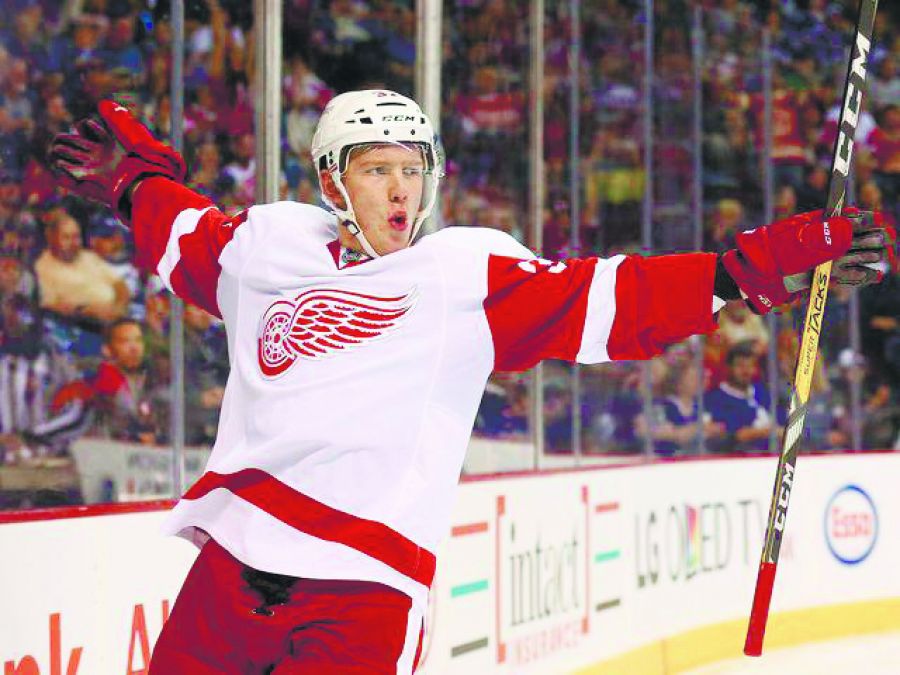 На фото: Евгений Свечников забрасывает шайбу в составе «Детройт Ред Уингс»