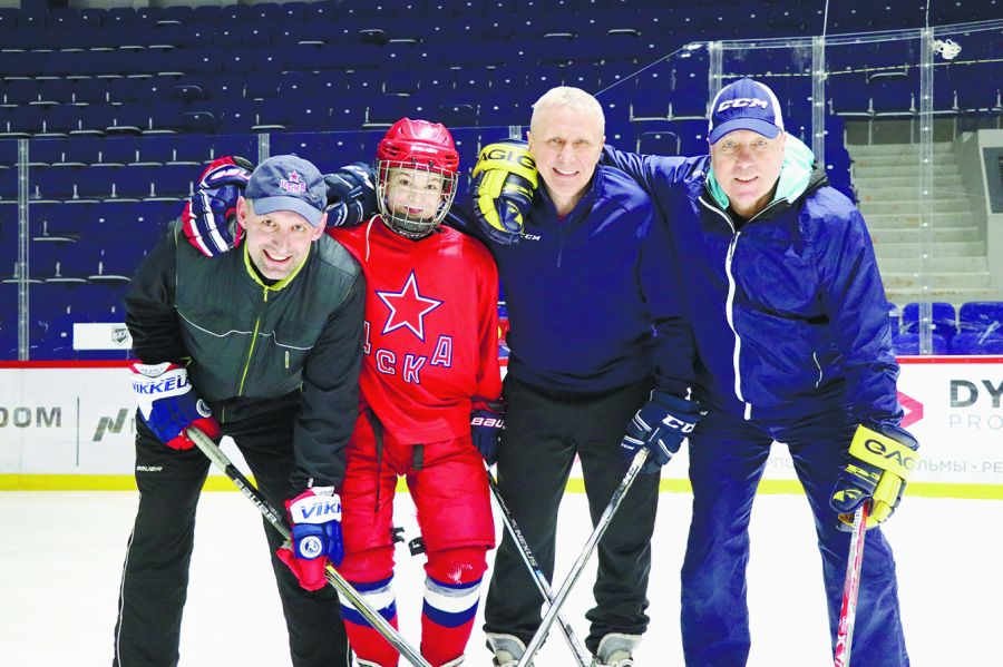 Барнаул – центр мира: на льду «Титов-Арены» Владимир Николаев повстречался со своим другом и партнером по работе в Ухане Николаем Тельтевским (крайний справа), бывшим игроком ЦСКА, а ныне тренером спортшколы «Алтай» Дмитрием Горенко (крайний слева) и бывшим барнаульцем, а ныне игроком первой пятерки детской команды ЦСКА Сашей Петровым.