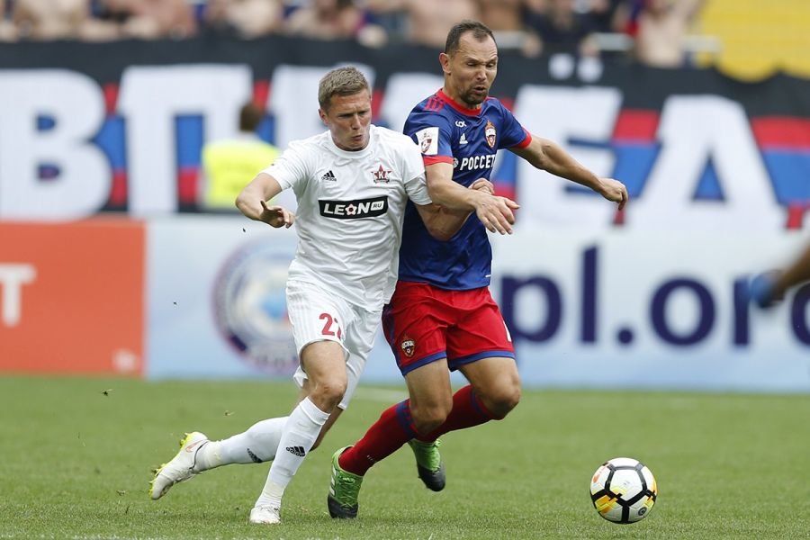 Антон Кобялко в борьбе за мяч с Сергеем Игнашевичем