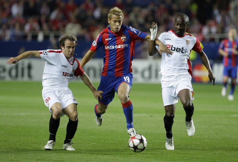 Игрок ЦСКА Кейсуке Хонда (в центре) забивший победный мяч в ворота "Севильи", 2010 год. Фото: AP Photo/Paul White