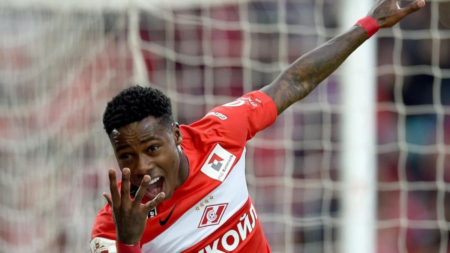 Российским болельщикам, в особенности поклонникам "Спартака", запомнилась "маска", которую после забитых голов "надевал" голландец Квинси Промес.