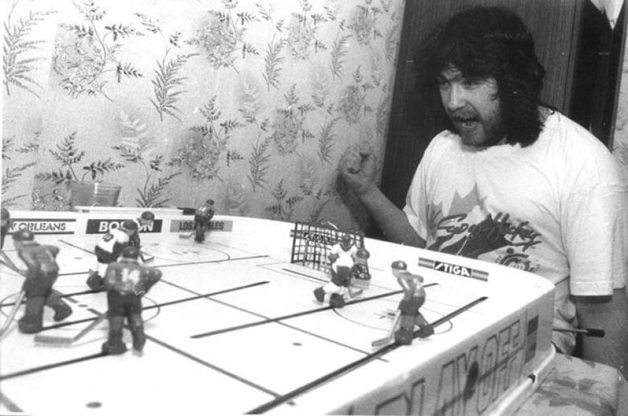 Настольный хоккей – спорт, где Россия всех разрывает. Его придумали канадцы в Великую депрессию, а в СССР играл даже Гагарин