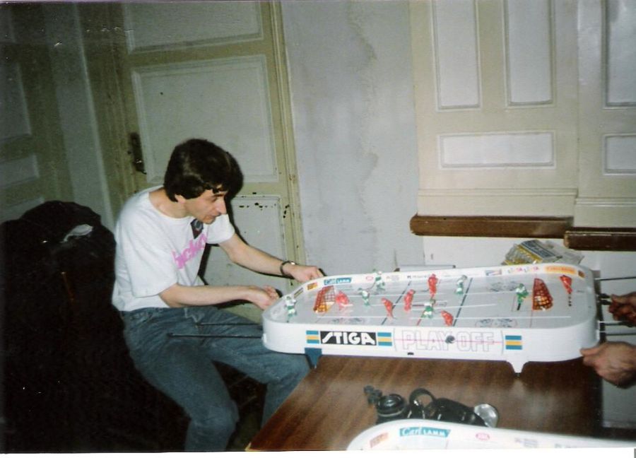 Настольный хоккей – спорт, где Россия всех разрывает. Его придумали канадцы в Великую депрессию, а в СССР играл даже Гагарин