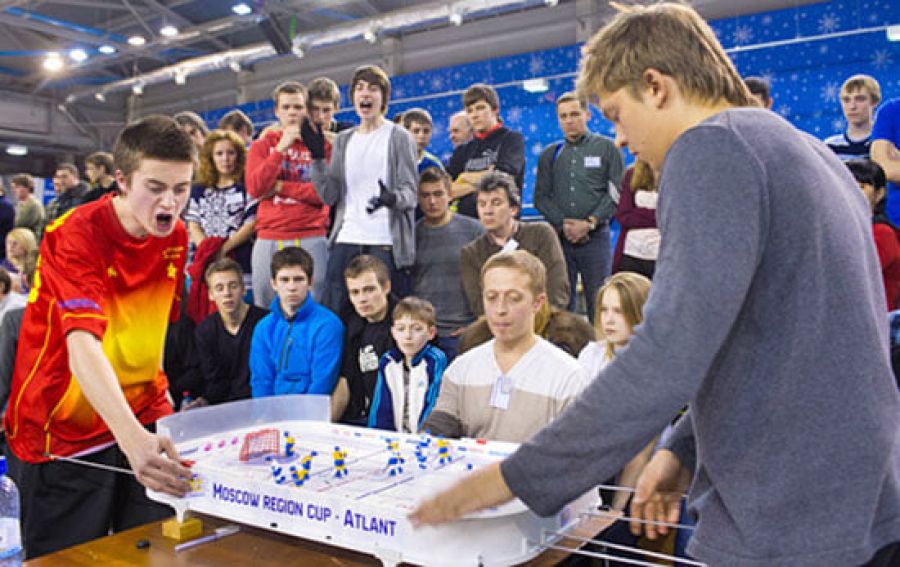 Настольный хоккей – спорт, где Россия всех разрывает. Его придумали канадцы в Великую депрессию, а в СССР играл даже Гагарин