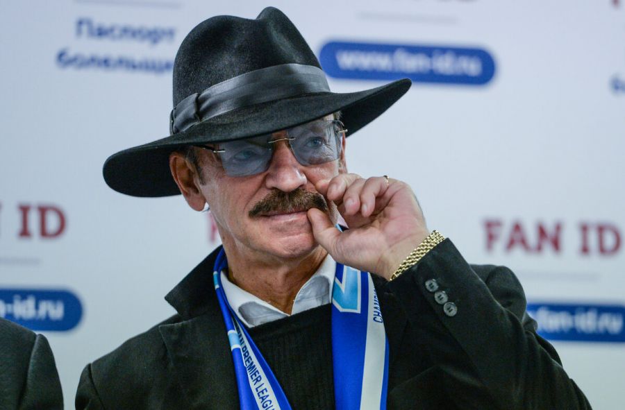 Завсегдатаи стадионов, которые пишут стихи и песни, дают интервью