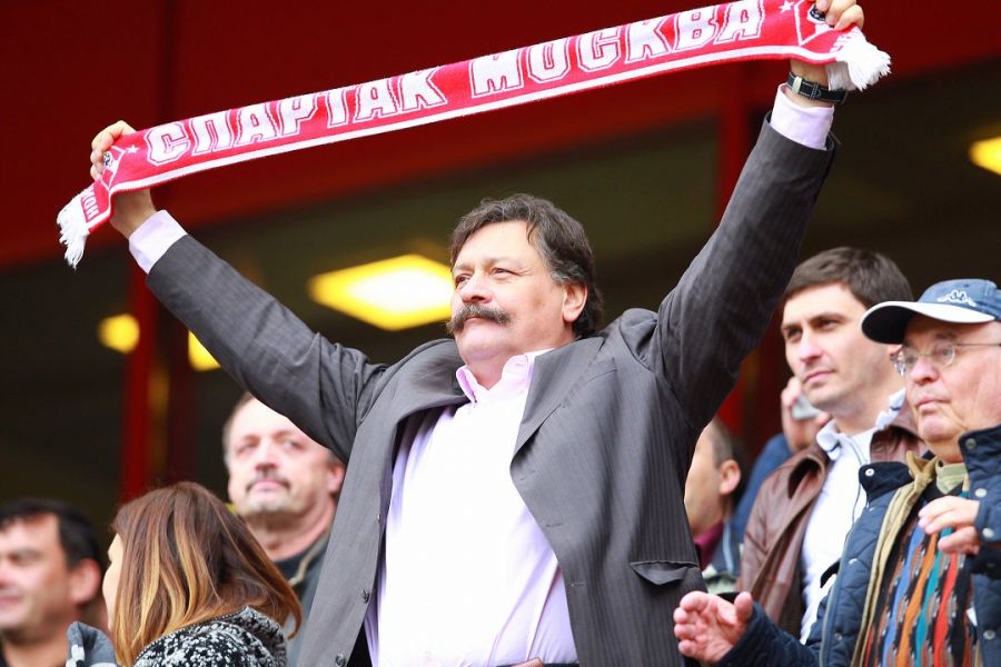 Завсегдатаи стадионов, которые пишут стихи и песни, дают интервью