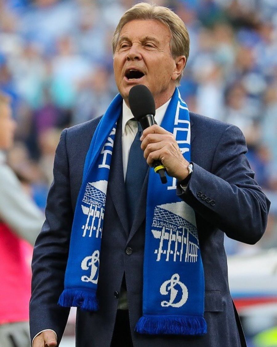 Завсегдатаи стадионов, которые пишут стихи и песни, дают интервью