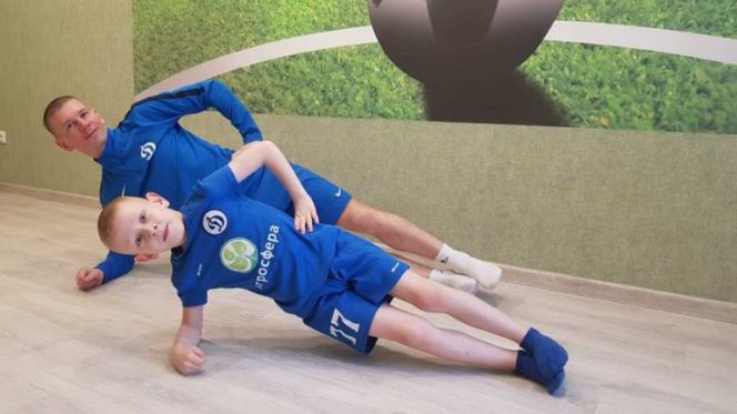 Владимир Завьялов тренируется с сыном Артёмом, который тоже занимается футболом. Фото из семейного архива