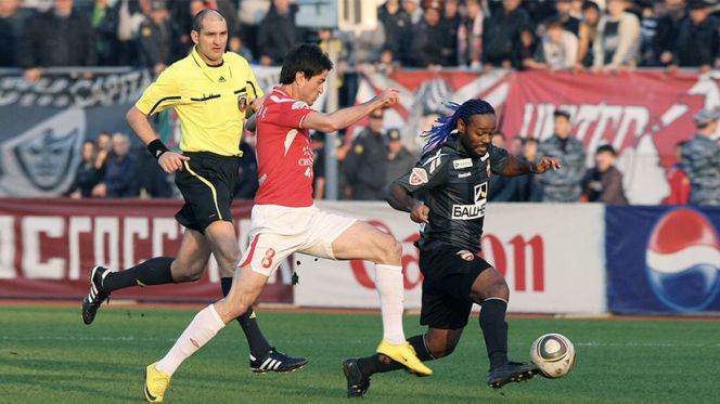 2010 г. Полузащитник «Спартак-Нальчик» Йован Голич (на первом плане) и нападающий ЦСКА Вагнер Лав (справа) в матче 28-го тура РПЛ между «Спартак» (Нальчик) и ЦСКА. Фото: РИА Новости/Саид Царнаев