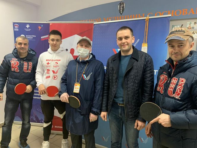 Краевая федерация передала теннисный стол волонтёрам, помогающим людям во время пандемии коронавируса