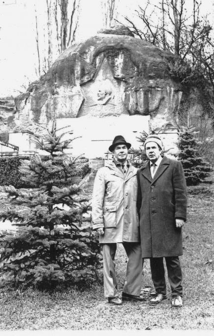 Александр Ходыкин (справа) с нашим земляком, известным судьёй по лёгкой атлетике, арбитром Олимпийских игр-80 в Москве, участником Парада Победы 1945 года Прокопием Изотовичем Старостиным