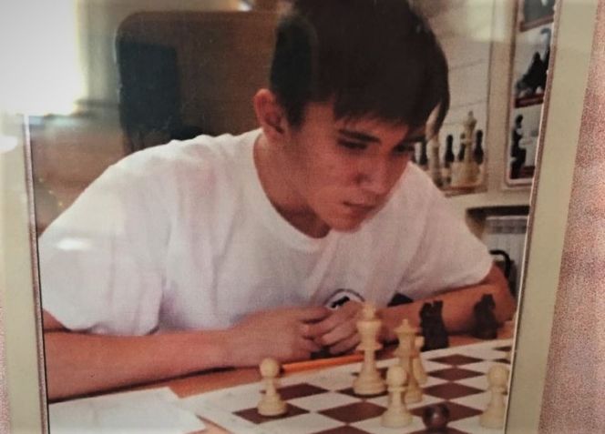 За шахматной доской Артур Сухов