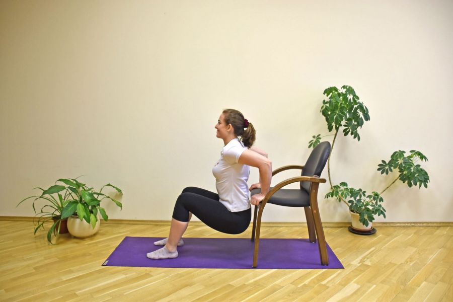 Приседания со стулом