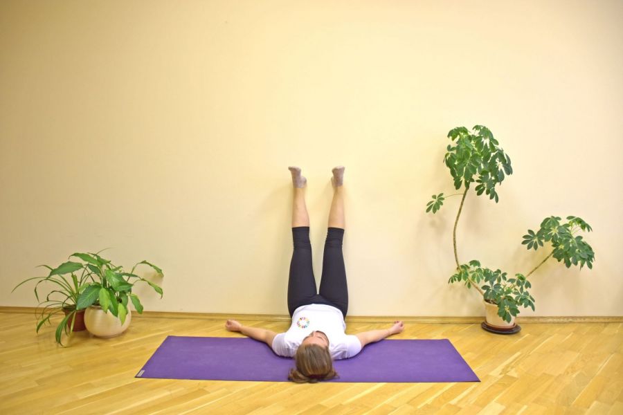 Положение "ноги вверх с опорой на стену"