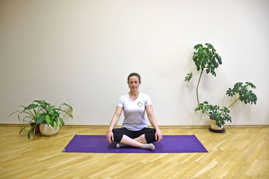 Медитация в положении сидя