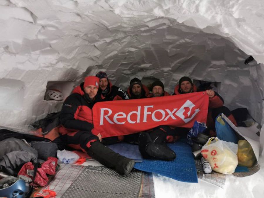 Лагерь-1 в пещере на 5000 м. Фото Михаила Даничкина 


