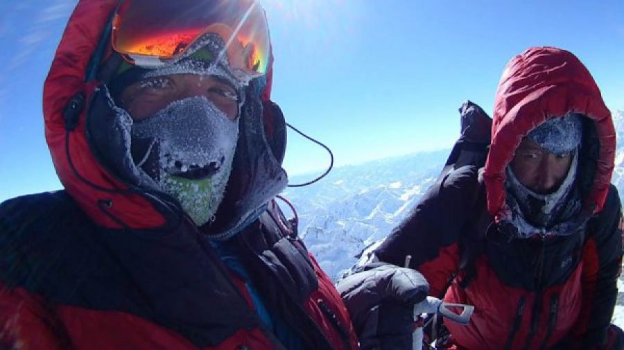 Александр Мороз, Алексей Усатых на вершине пике Коммунизма, 08.02.2020. Фото Александра Мороза 








