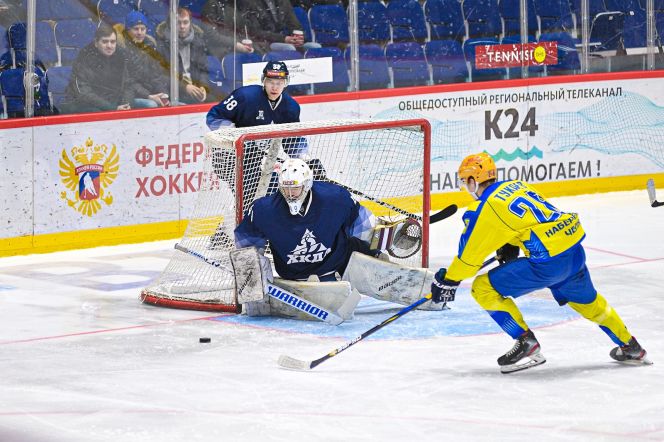 Болельщики назвали голкипера Кирилла Волохина лучшим игроком ХК "Динамо-Алтай" в завершившемся сезоне