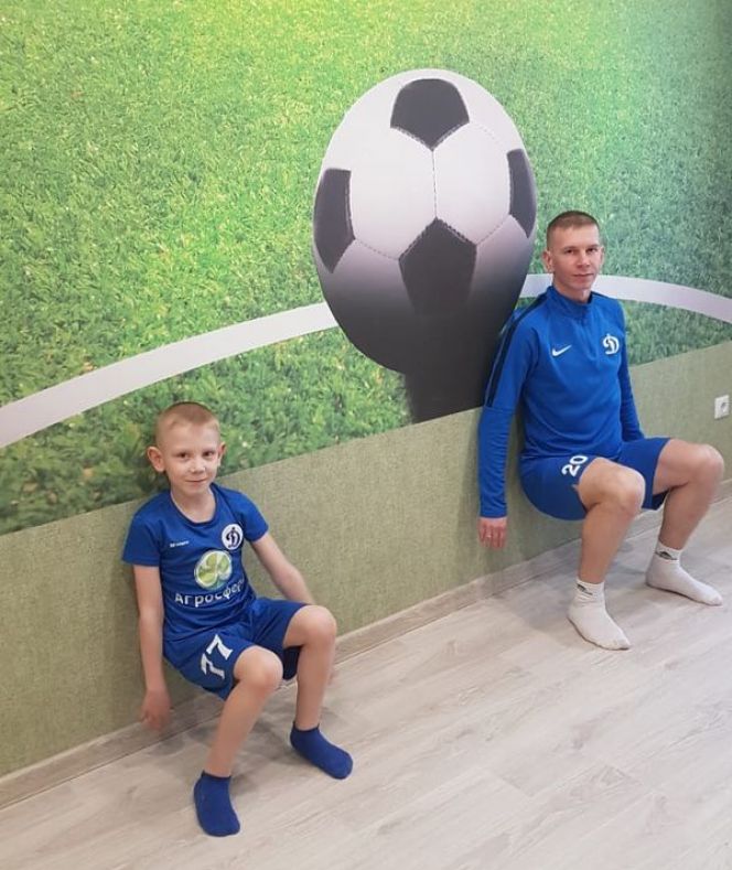 Сын нападающего барнаульского «Динамо» Владимира Завьялова Артём тоже занимается футболом и дома тренируется вместе с папой. Фото Ярослава Махначёва