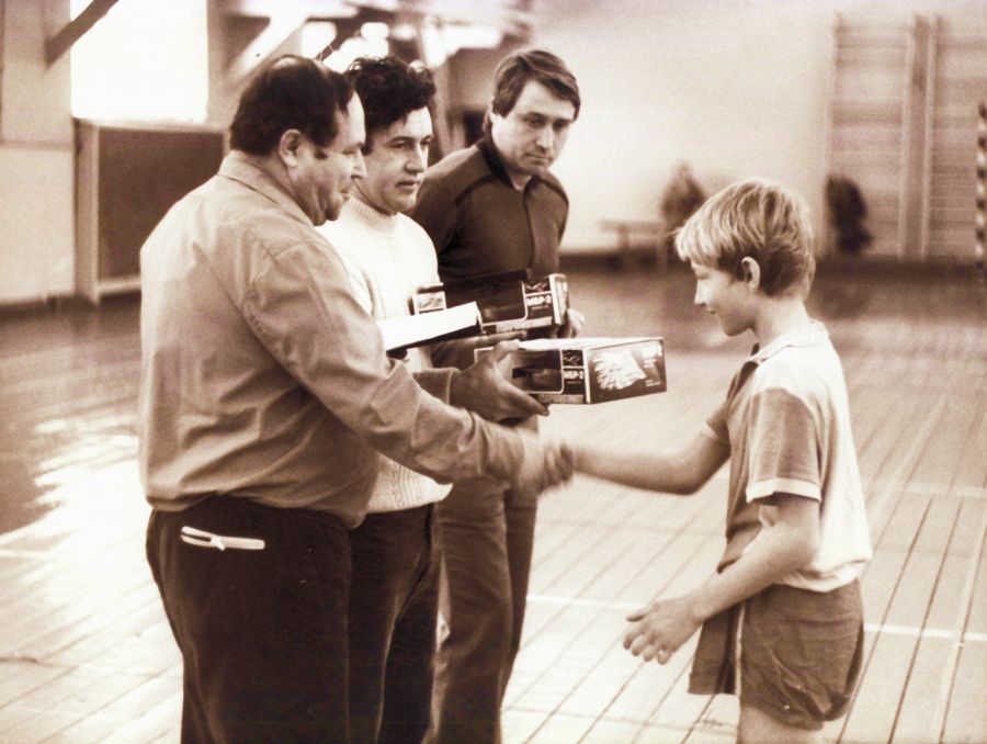 Анатолий Секриер, Александр Горбунов и Александр Кулаков награждают одного из лучших игроков детского турнира Костю Чебыкина ("Торпедо", Рубцовск). 