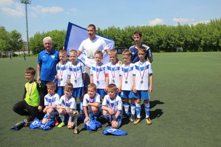 С воспитанниками спортшколы "Динамо" тренер Александр Горбунов, его помощник и вратарь грозненского "Ахмата" Евгений Городов. 