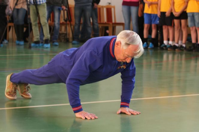 Ветеран войны Константин Познянский демонстрирует свою отменную спортивную форму. Фото: Андрей Семакин