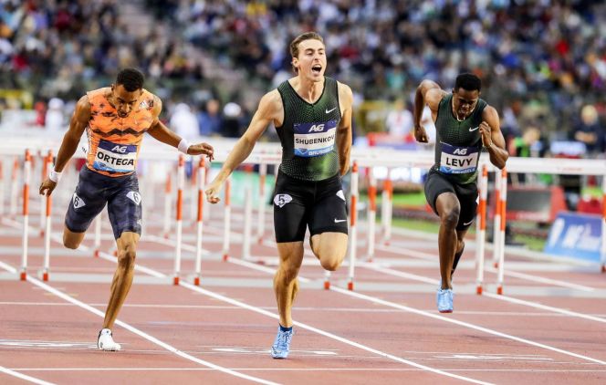 Сергей Шубенков (в центре). Фото: EPA-EFE/STEPHANIE LECOCQ