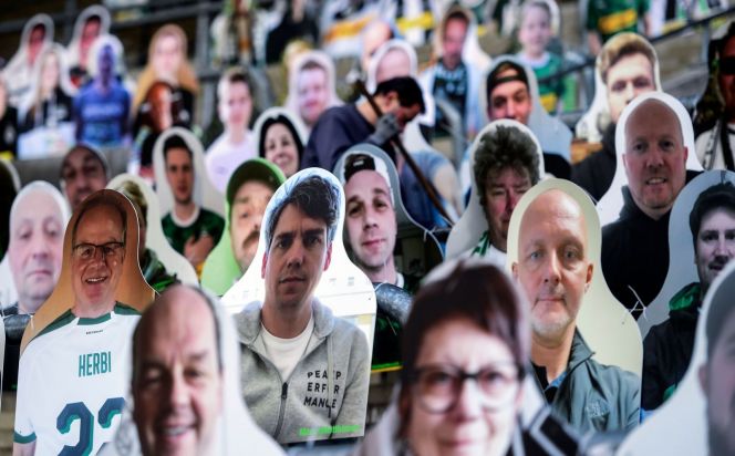 Картонные болельщики — новая норма в условиях пандемии коронавируса. Фото Reuters