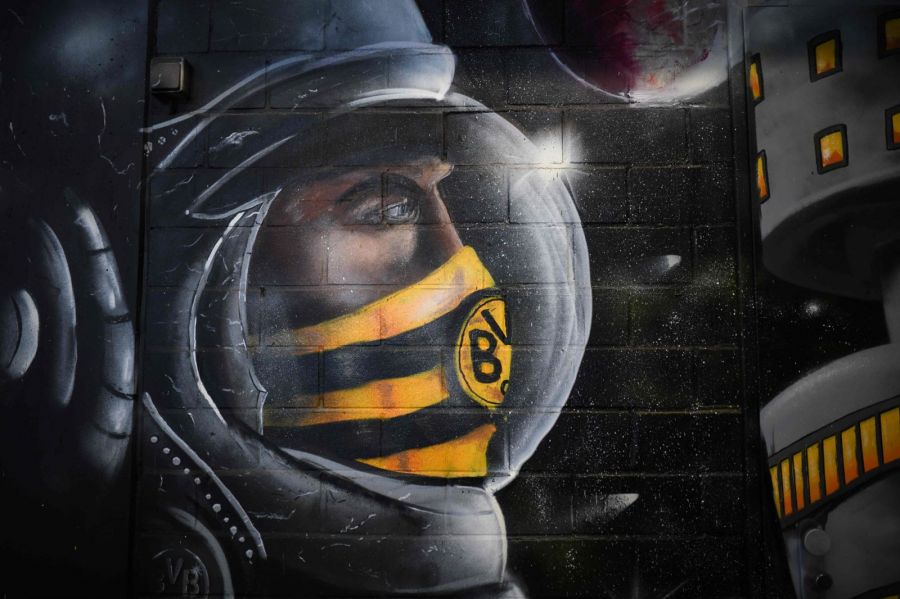 Актуальные нынешнему времени футбольные граффити. Фото Reuters