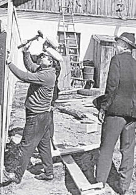 Субботник на стадионе "Урожай", на переднем плане председатель райспорткомитета М.Е. Леснов (слева) и секретарь райкома партии Н.Н.Стовба.