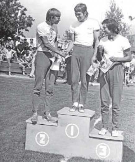 На верхней ступени пьедестала выпускник Ключевской средней школы, студент Барнаульского педагогического института Владимир Батрак - победитель соревнований в тройном прыжке с результатом 14 метров. 