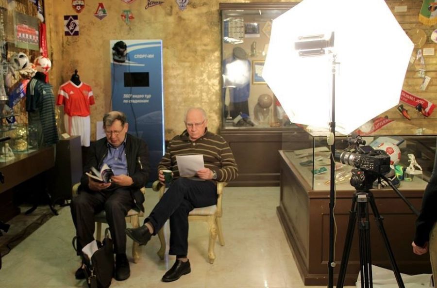 Рабочий момент съемок фильма «С мячом в Британию». Евгений Богатырев и народный артист России Валерий Баринов. Фото из личного архива Евгения Богатырева