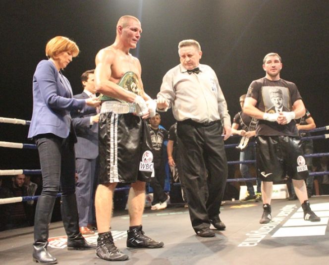 27 ноября 2015 года. Только что Дмитрий Сухотский во Дворце спорта в бою за вакантный титул WBC победил Апти Устарханова. Фото Ярослава Махначёва