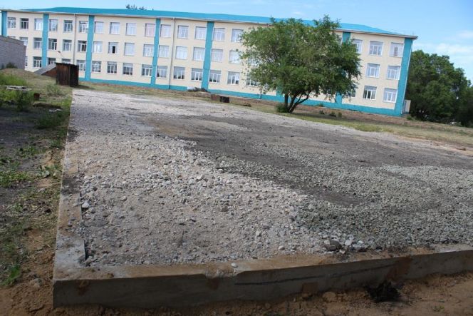 В Хабарах начата подготовка к монтажу новой спортплощадки