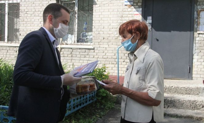 По инициативе Олимпийского совета Алтая ветераны спорта получили сертификаты на 2000 рублей в крупную торговую сеть. Фото Ярослава Махначёва