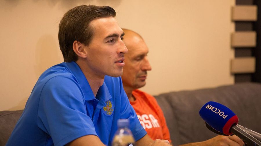 Сергей Шубенков и его тренер Сергей Клевцов провели пресс-конференцию для журналистов и болельщиков. Фото:  Сергей Бутин