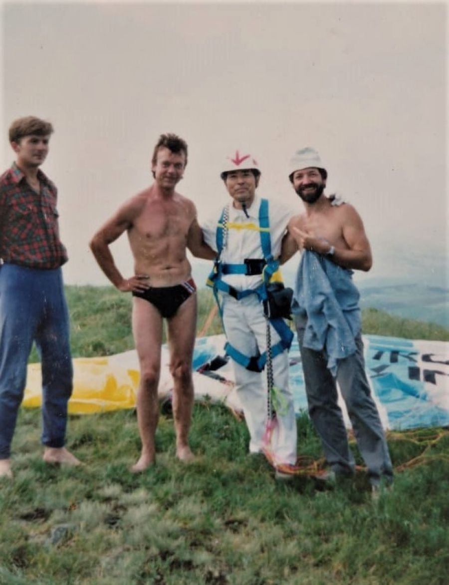 В центре Хироюки Бабасан, подаривший Алтайскому краю первый параплан 