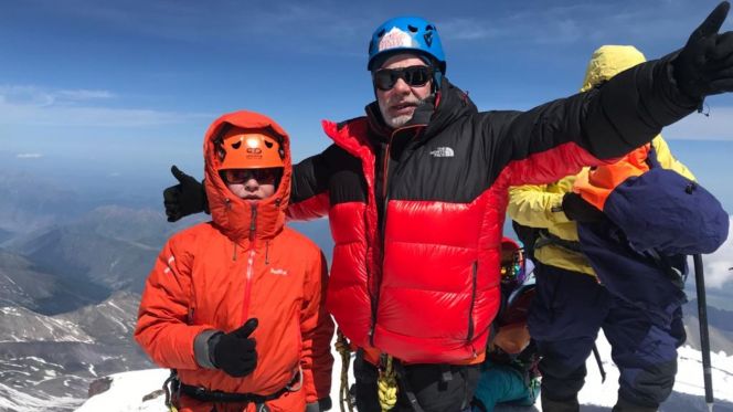 Марк с отцом на вершине Эльбруса. Снимок предоставлен семьей Геронимус