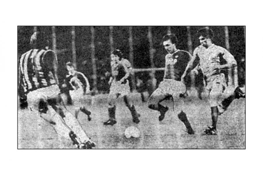 Греция — СССР. Олег Протасов забивает гол в ворота соперника. Фото: Чемпионат.com  